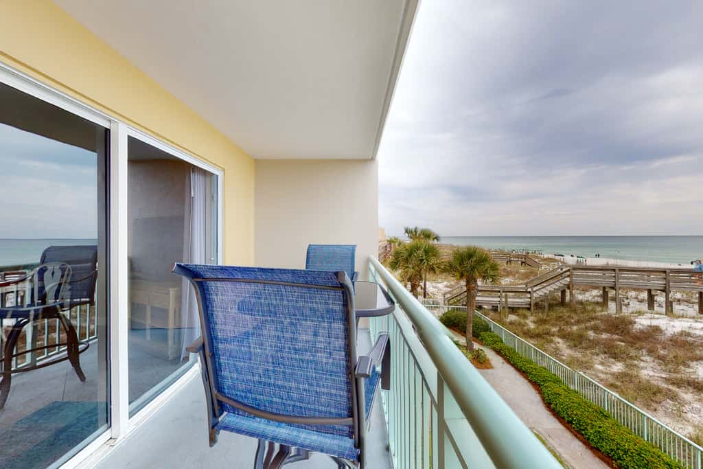 Waterfront Gem - Shared Pool, Beach Access, Free WiFi, Washer&Dryer & Central AC