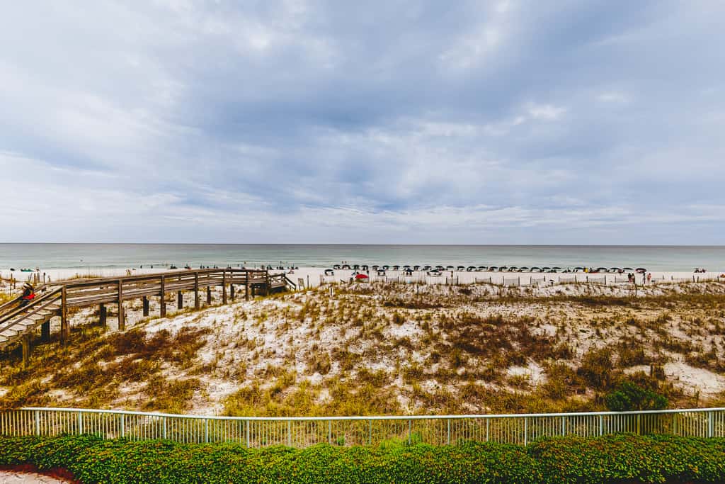 Waterfront Gem - Shared Pool, Beach Access, Free WiFi, Washer&Dryer & Central AC