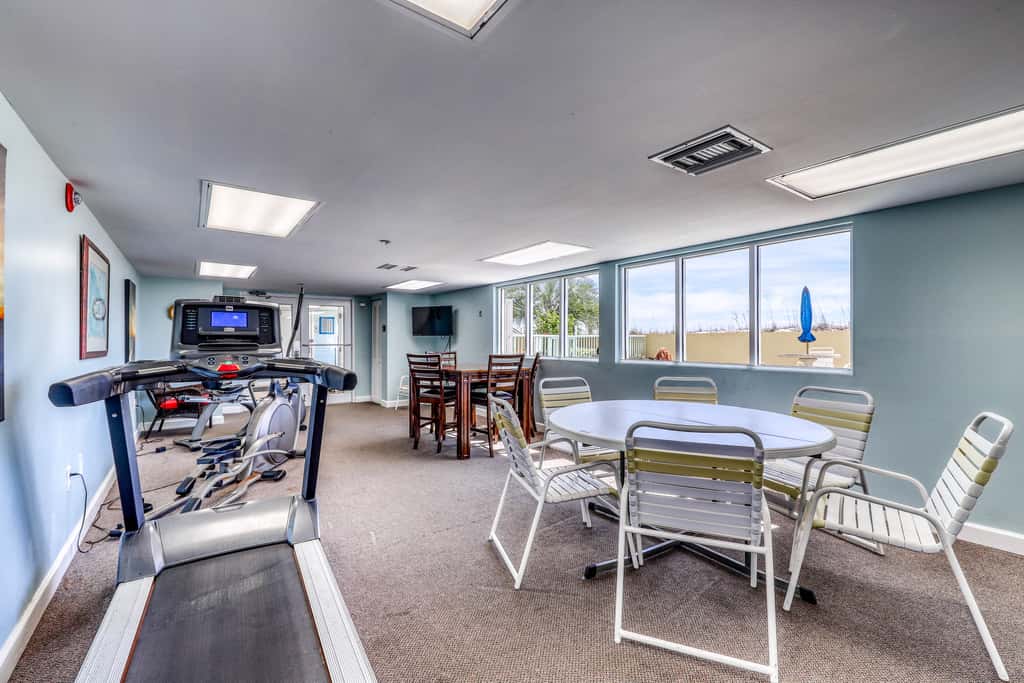 Waterfront Gem - Shared Pool, Beach Access, Free WiFi, Washer&Dryer & Central AC