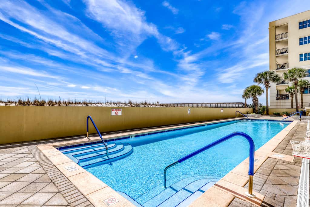 Waterfront Gem - Shared Pool, Beach Access, Free WiFi, Washer&Dryer & Central AC
