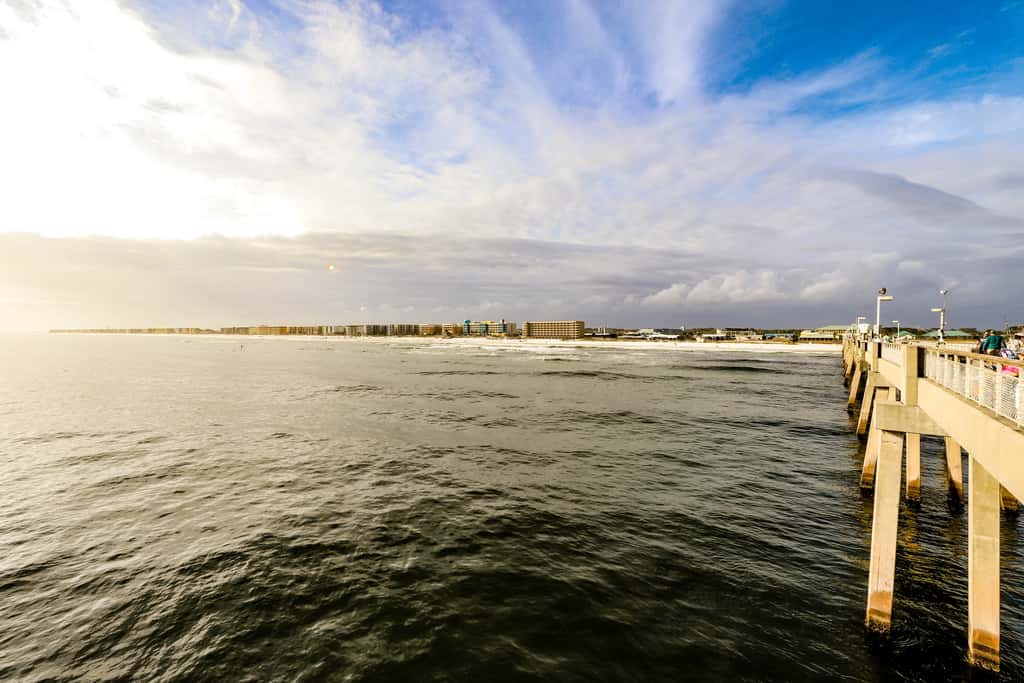 Waterfront Gem - Shared Pool, Beach Access, Free WiFi, Washer&Dryer & Central AC