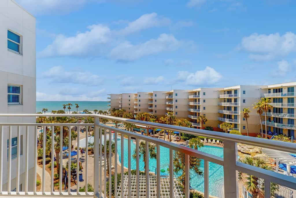 5th-Floor Condo w Pool & Ocean Views, Balcony, Shared Outdoor Pool, Hot Tub, Gym