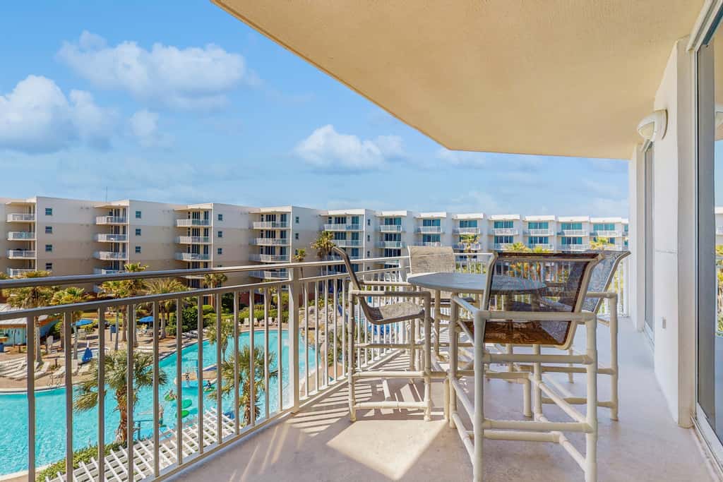 5th-Floor Condo w Pool & Ocean Views, Balcony, Shared Outdoor Pool, Hot Tub, Gym