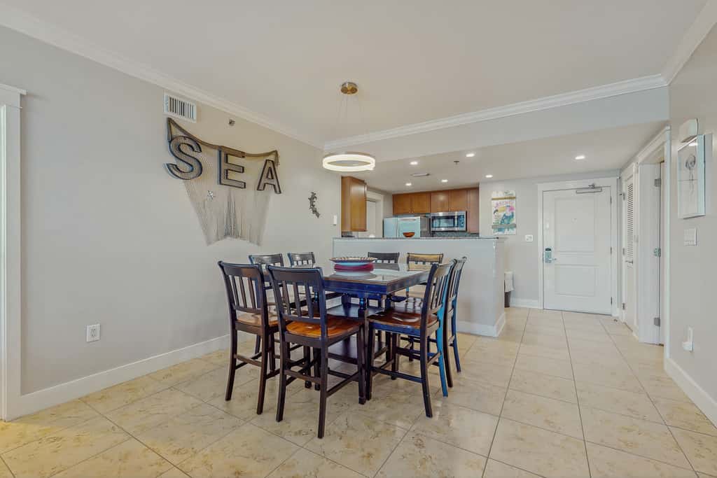 5th-Floor Condo w Pool & Ocean Views, Balcony, Shared Outdoor Pool, Hot Tub, Gym
