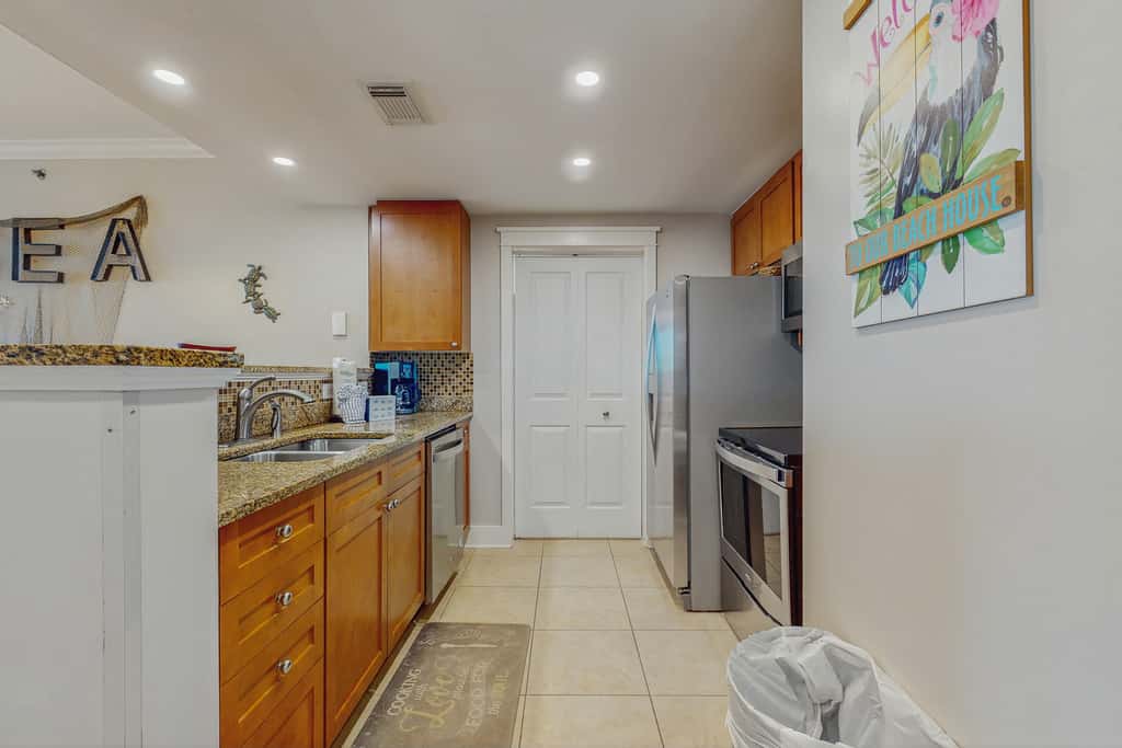 5th-Floor Condo w Pool & Ocean Views, Balcony, Shared Outdoor Pool, Hot Tub, Gym