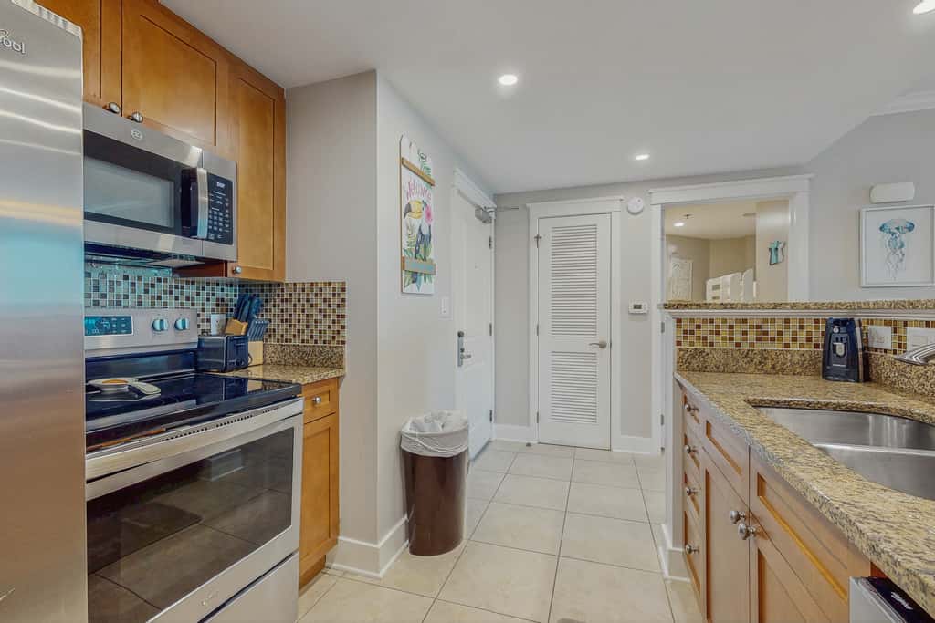 5th-Floor Condo w Pool & Ocean Views, Balcony, Shared Outdoor Pool, Hot Tub, Gym