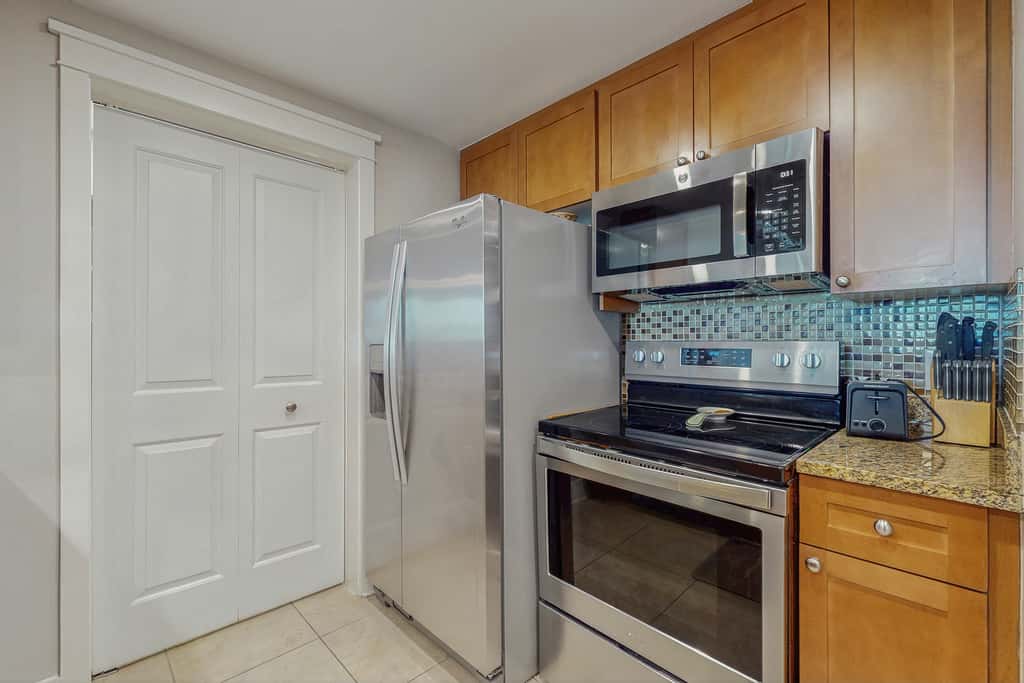 5th-Floor Condo w Pool & Ocean Views, Balcony, Shared Outdoor Pool, Hot Tub, Gym