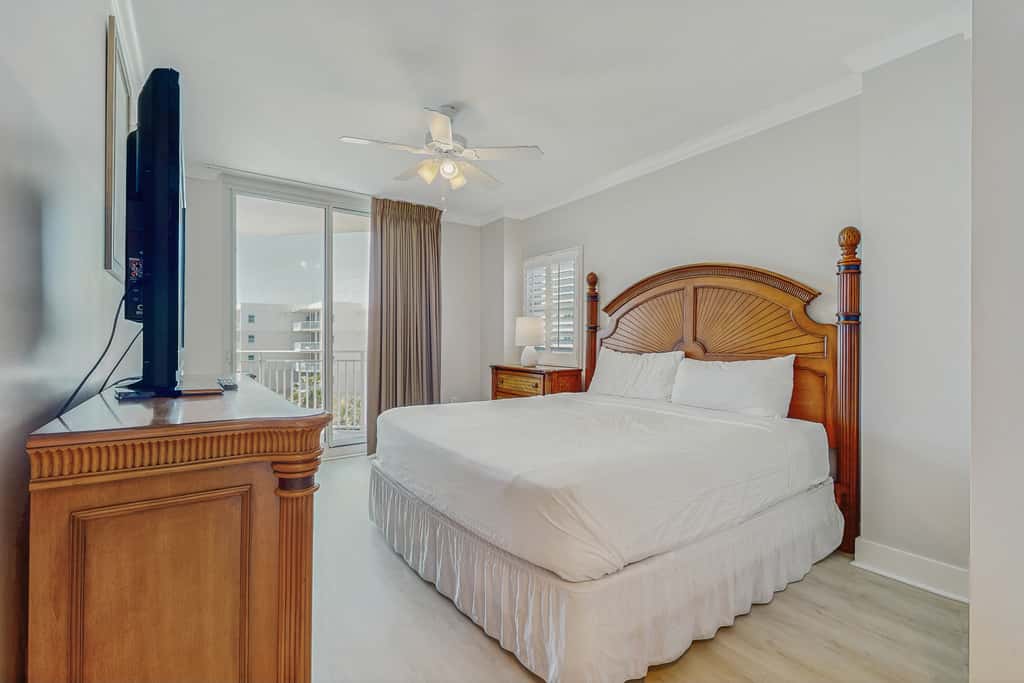 5th-Floor Condo w Pool & Ocean Views, Balcony, Shared Outdoor Pool, Hot Tub, Gym
