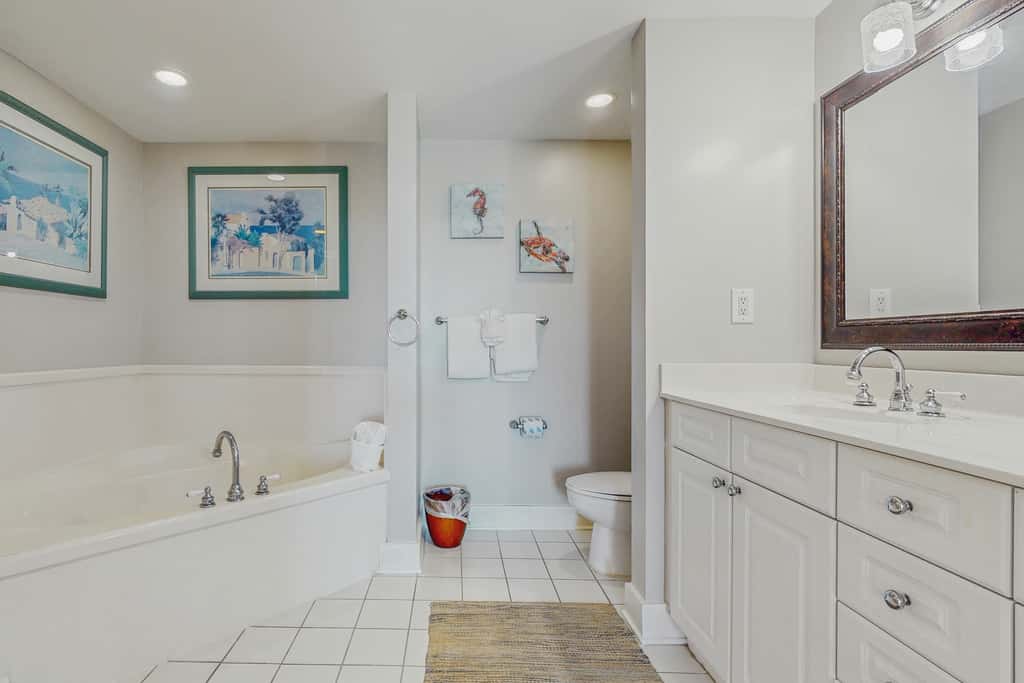 5th-Floor Condo w Pool & Ocean Views, Balcony, Shared Outdoor Pool, Hot Tub, Gym