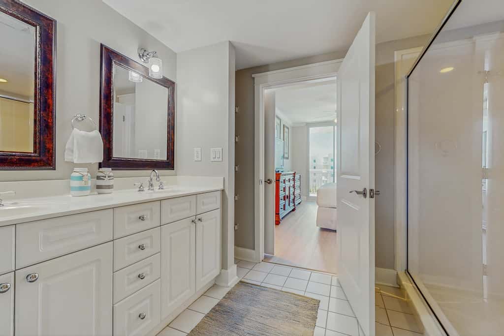 5th-Floor Condo w Pool & Ocean Views, Balcony, Shared Outdoor Pool, Hot Tub, Gym