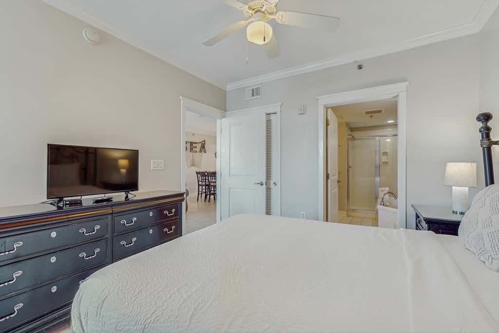 5th-Floor Condo w Pool & Ocean Views, Balcony, Shared Outdoor Pool, Hot Tub, Gym