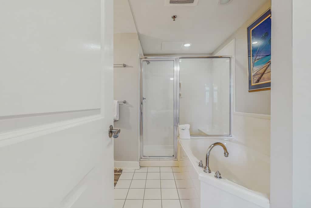 5th-Floor Condo w Pool & Ocean Views, Balcony, Shared Outdoor Pool, Hot Tub, Gym