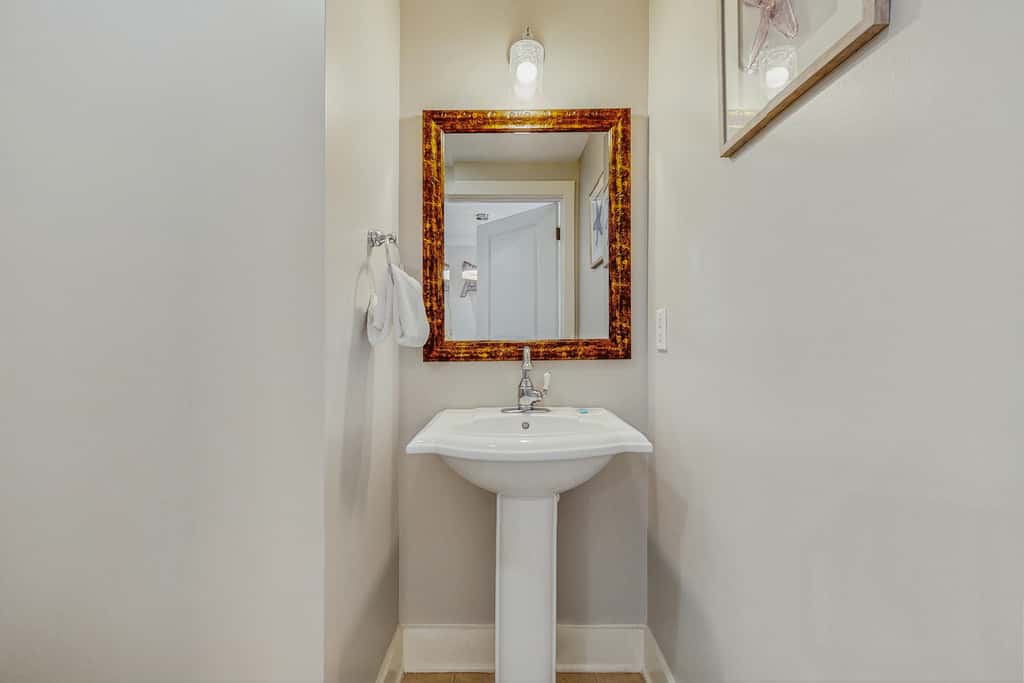 5th-Floor Condo w Pool & Ocean Views, Balcony, Shared Outdoor Pool, Hot Tub, Gym