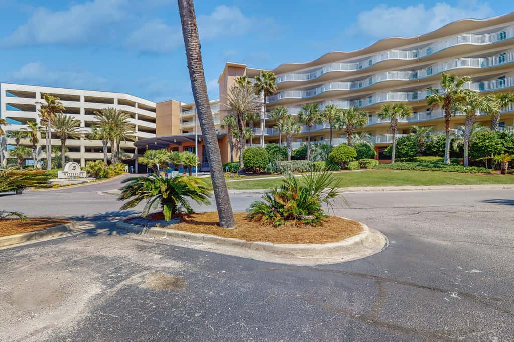 5th-Floor Condo w Pool & Ocean Views, Balcony, Shared Outdoor Pool, Hot Tub, Gym
