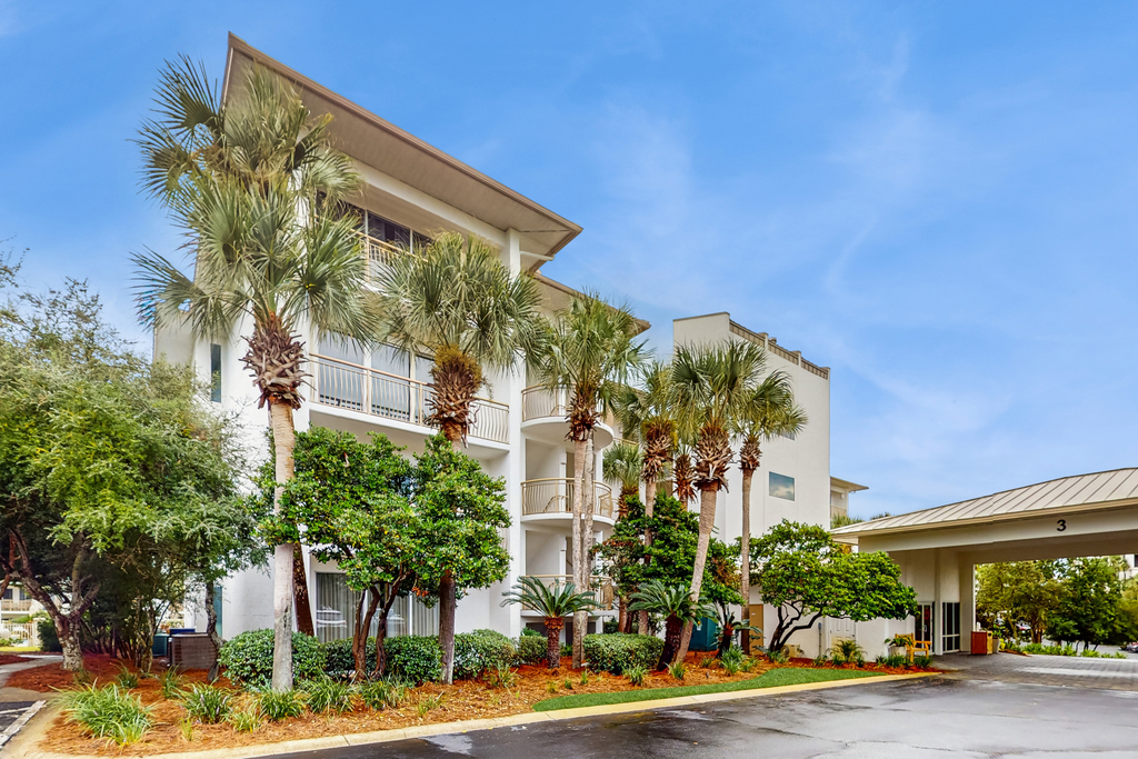 Water-view condo with pool, hot tub & pickleball