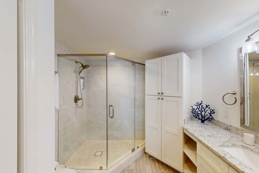 Coastal condo with beach, pool, hot tub, sauna, tennis, bikes, W&D, & central AC