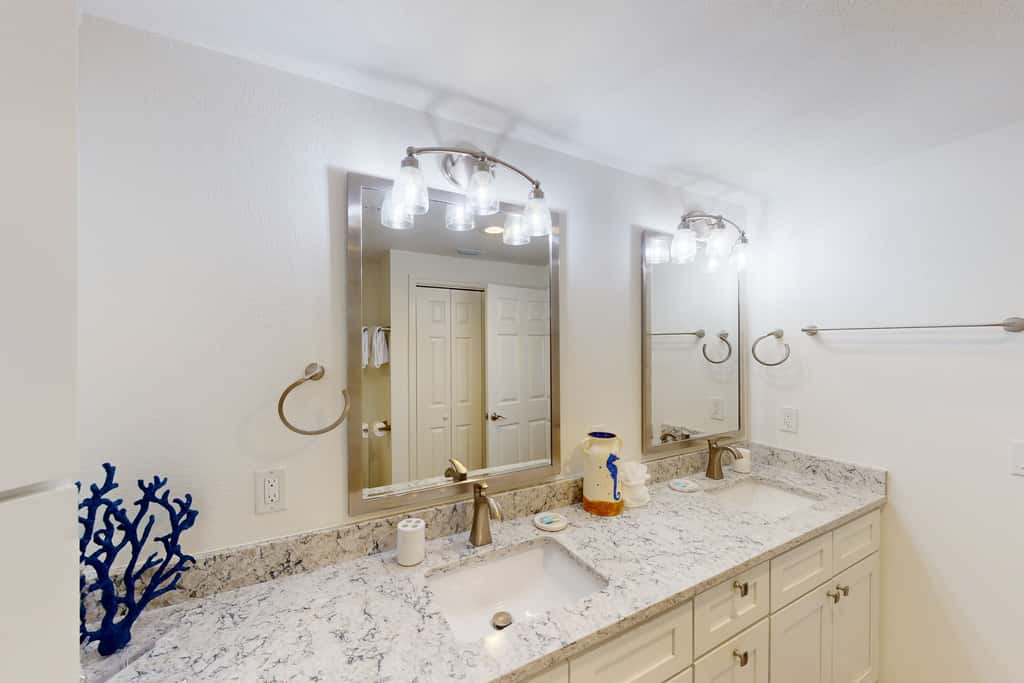 Coastal condo with beach, pool, hot tub, sauna, tennis, bikes, W&D, & central AC