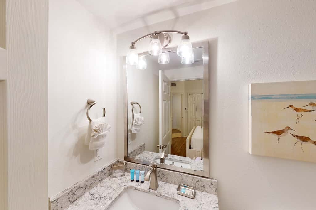 Coastal condo with beach, pool, hot tub, sauna, tennis, bikes, W&D, & central AC