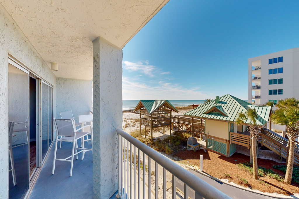 Beautiful condo in beachfront building with pool, balcony, AC & lovely decor