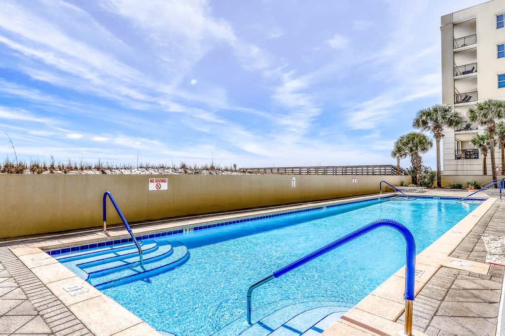 Oceanfront condo with pool, hot tub, central AC, washer&dryer, & fitness room