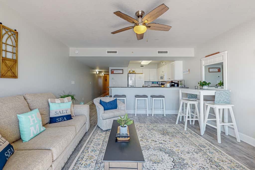 Oceanfront condo with pool, hot tub, central AC, washer&dryer, & fitness room