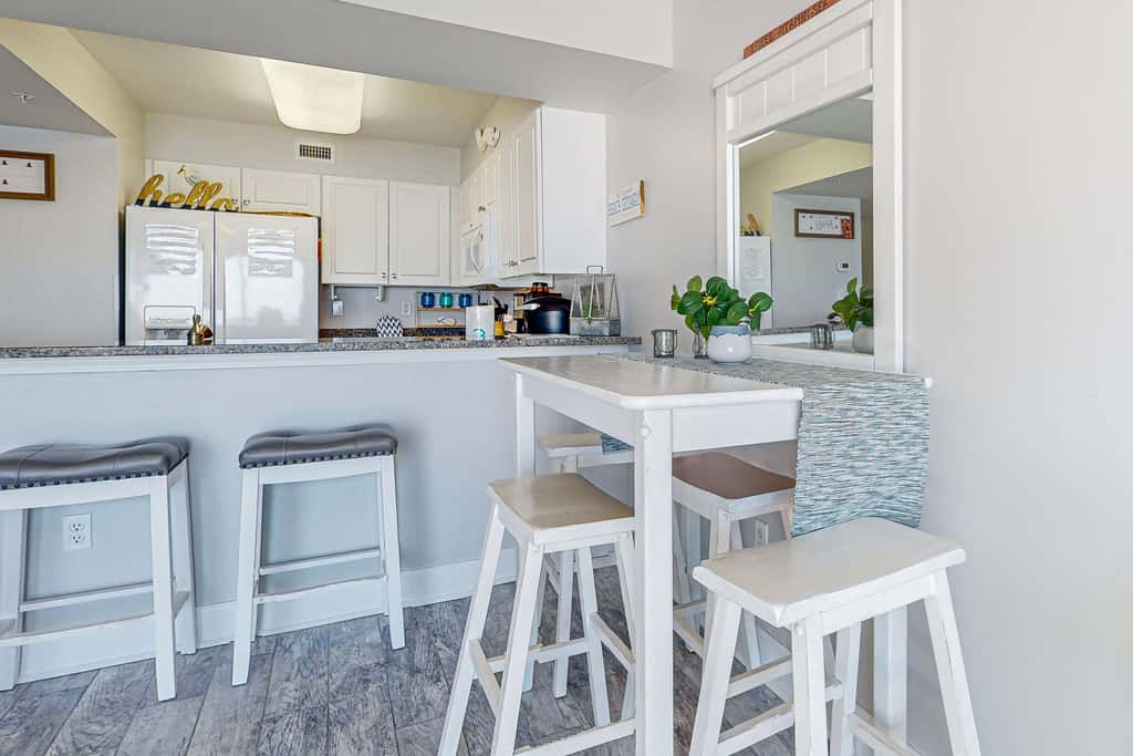 Oceanfront condo with pool, hot tub, central AC, washer&dryer, & fitness room