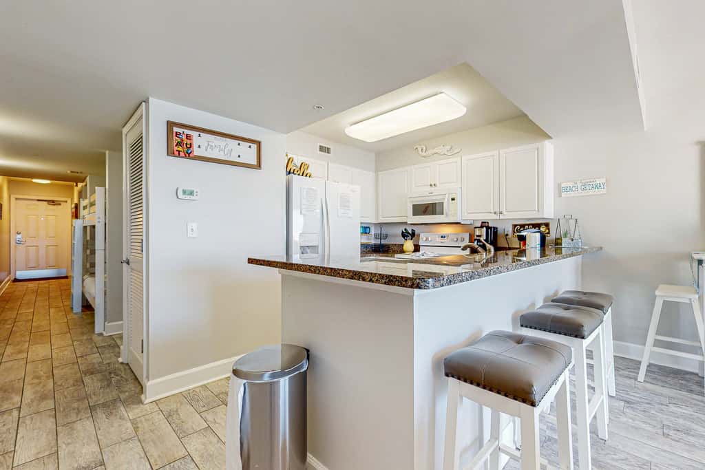 Oceanfront condo with pool, hot tub, central AC, washer&dryer, & fitness room