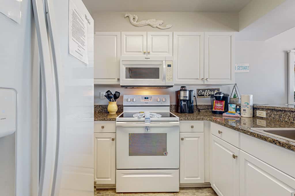 Oceanfront condo with pool, hot tub, central AC, washer&dryer, & fitness room