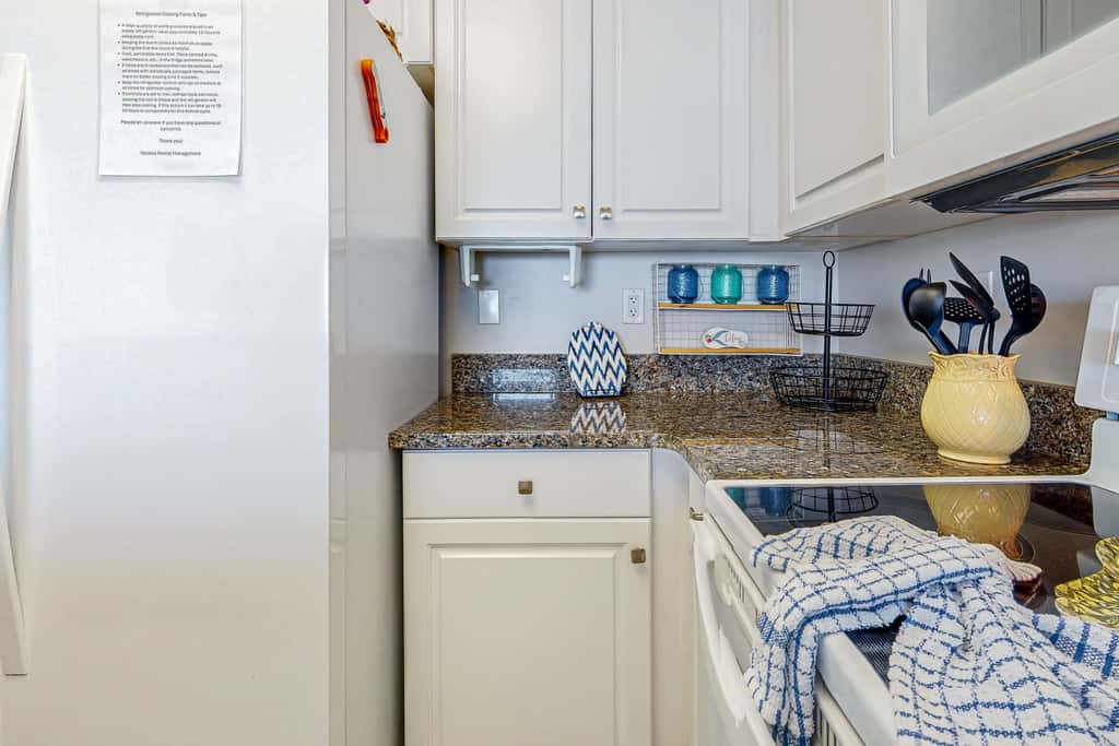 Oceanfront condo with pool, hot tub, central AC, washer&dryer, & fitness room
