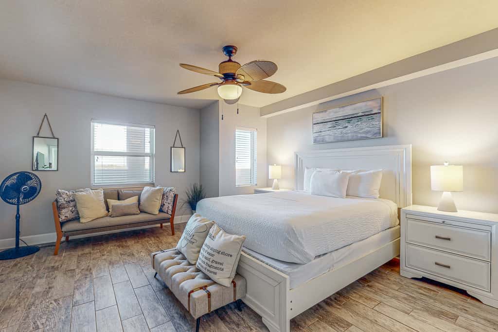 Oceanfront condo with pool, hot tub, central AC, washer&dryer, & fitness room