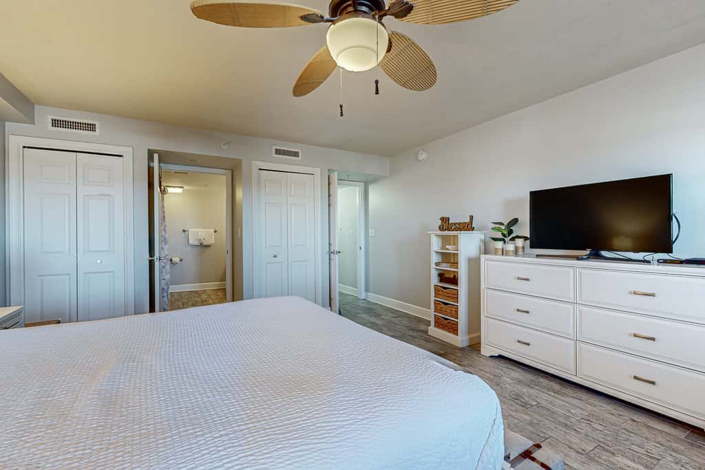 Oceanfront condo with pool, hot tub, central AC, washer&dryer, & fitness room