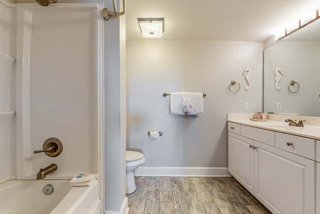 Oceanfront condo with pool, hot tub, central AC, washer&dryer, & fitness room