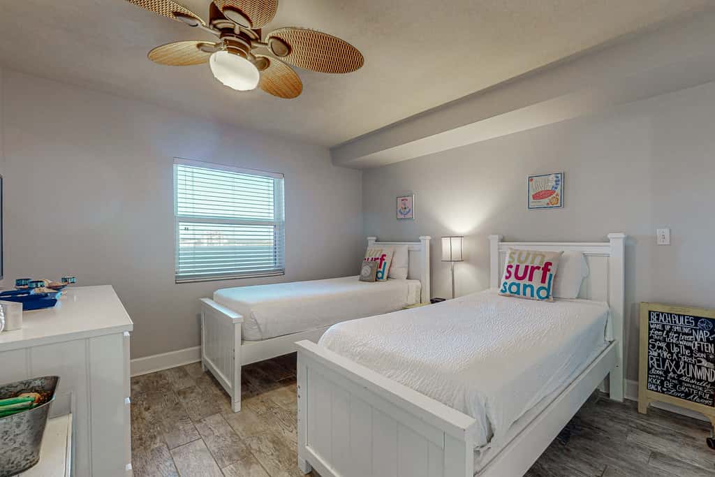 Oceanfront condo with pool, hot tub, central AC, washer&dryer, & fitness room