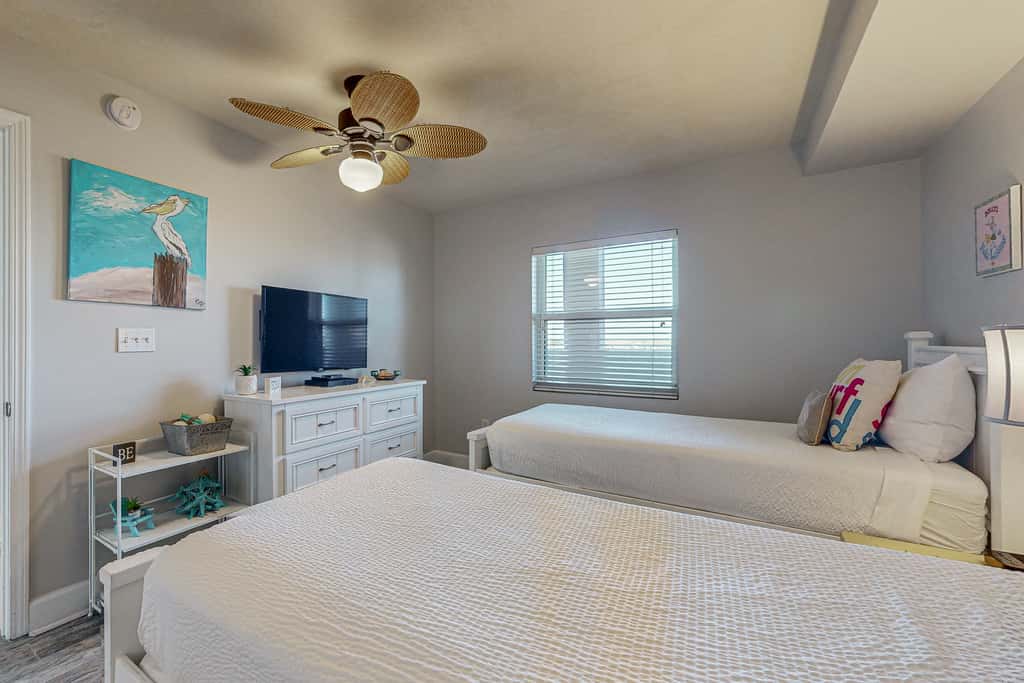 Oceanfront condo with pool, hot tub, central AC, washer&dryer, & fitness room
