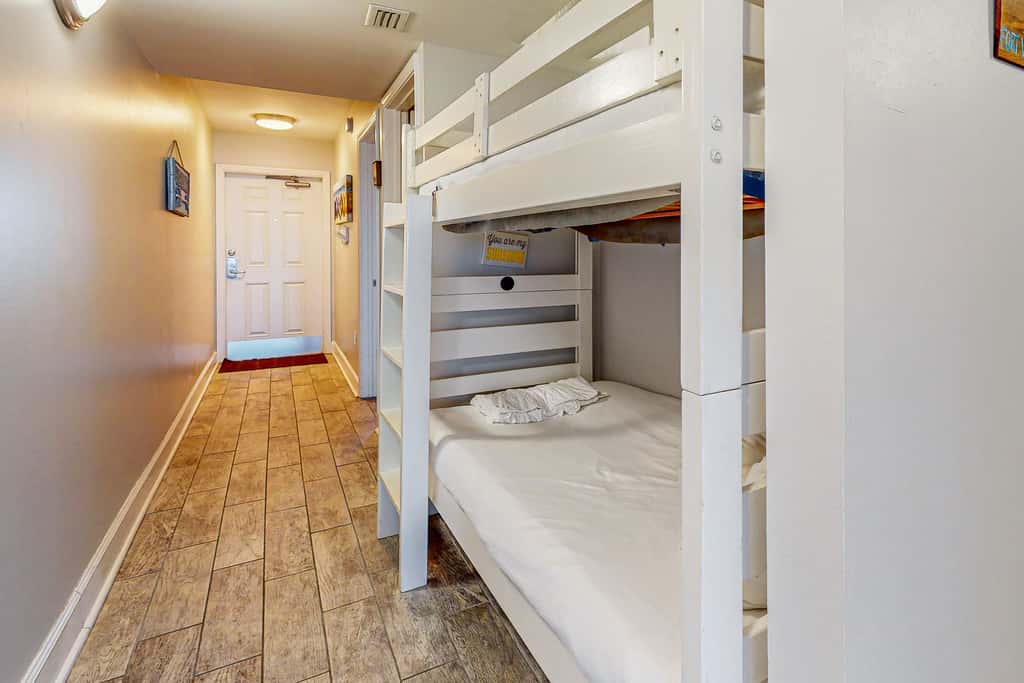 Oceanfront condo with pool, hot tub, central AC, washer&dryer, & fitness room