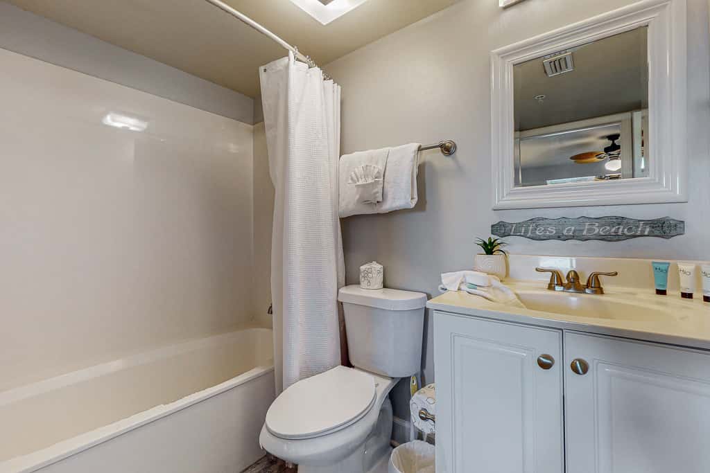 Oceanfront condo with pool, hot tub, central AC, washer&dryer, & fitness room