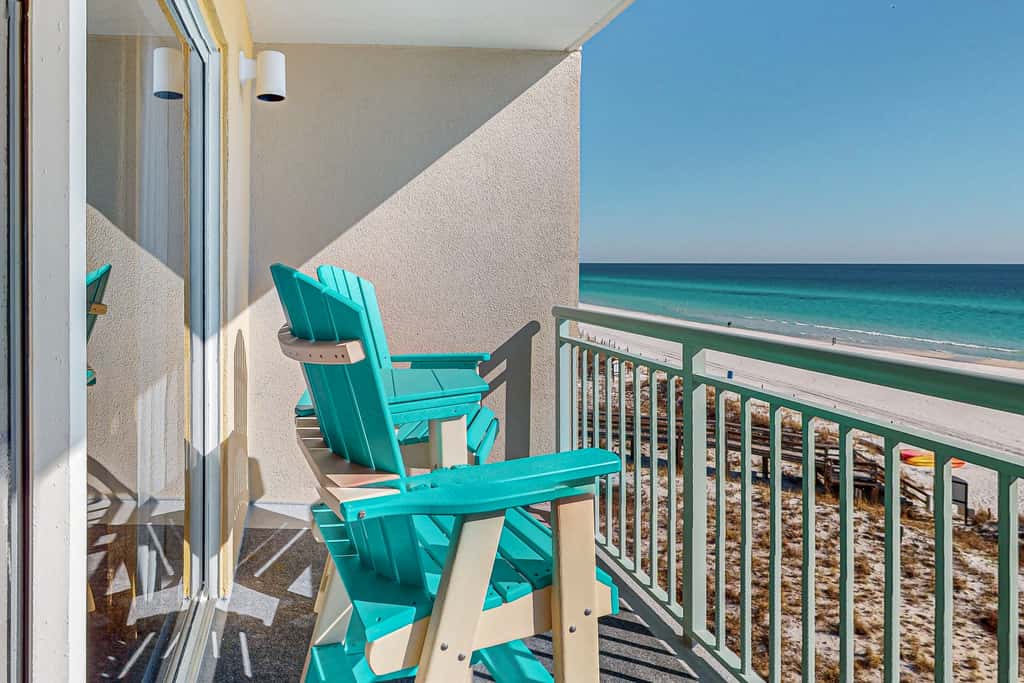 Oceanfront condo with pool, hot tub, central AC, washer&dryer, & fitness room