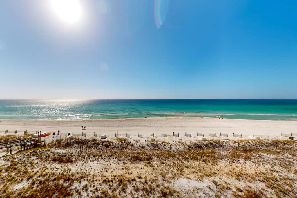 Oceanfront condo with pool, hot tub, central AC, washer&dryer, & fitness room