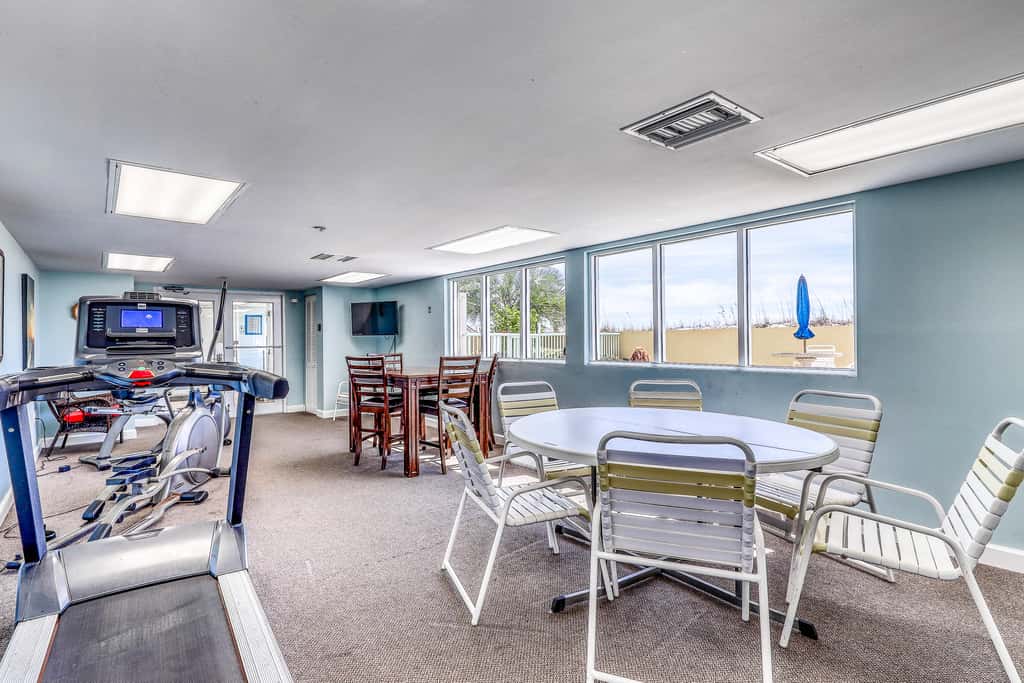 Oceanfront condo with pool, hot tub, central AC, washer&dryer, & fitness room