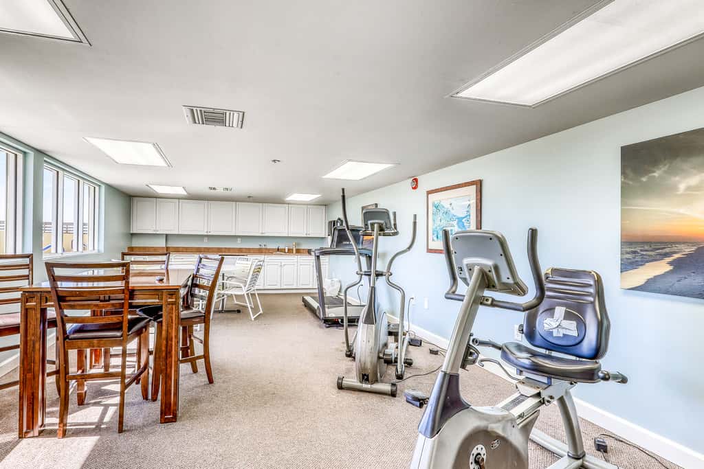 Oceanfront condo with pool, hot tub, central AC, washer&dryer, & fitness room