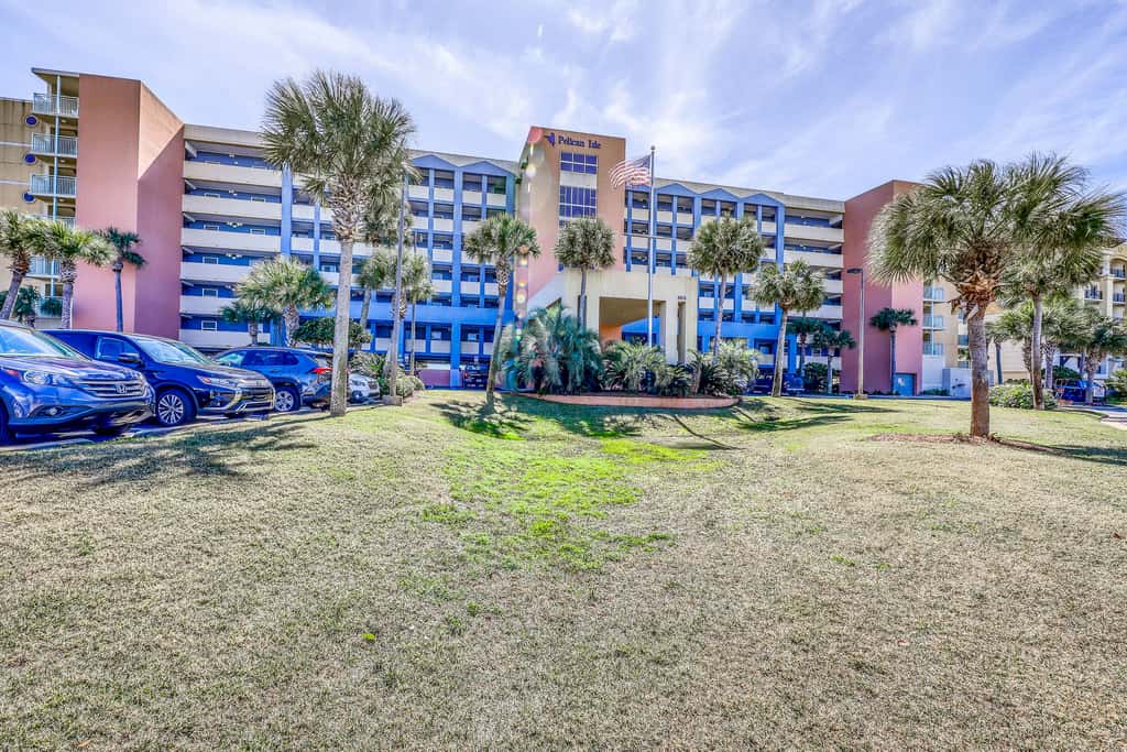 Oceanfront condo with pool, hot tub, central AC, washer&dryer, & fitness room