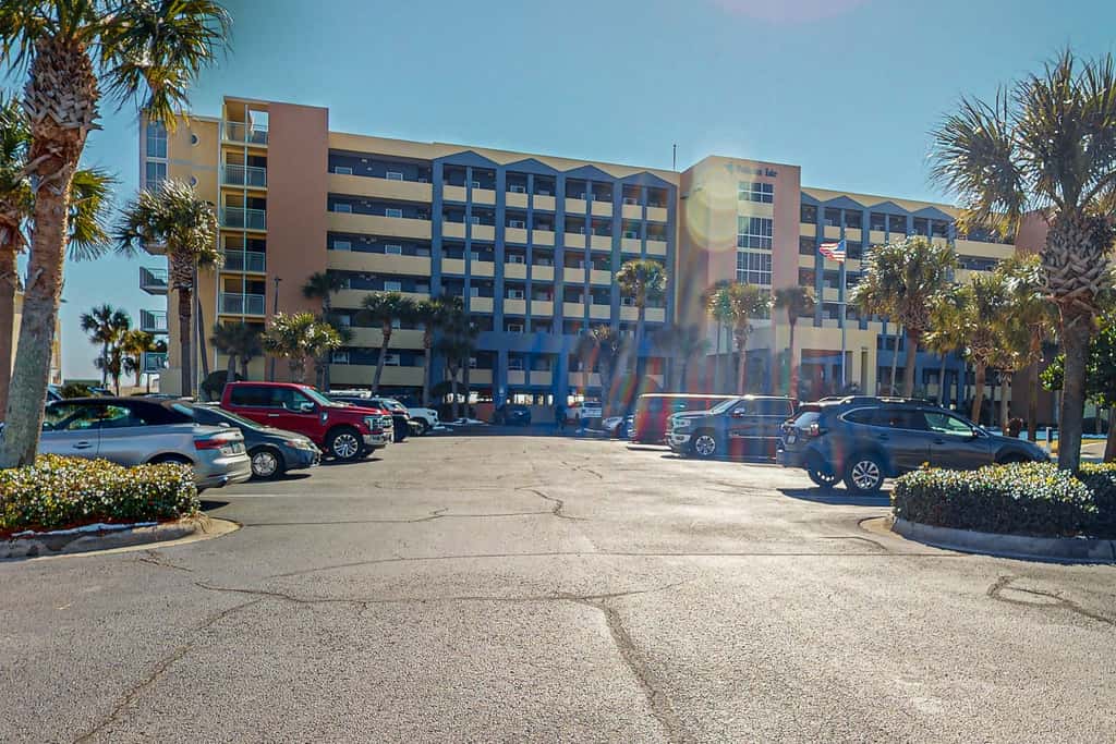 Oceanfront condo with pool, hot tub, central AC, washer&dryer, & fitness room