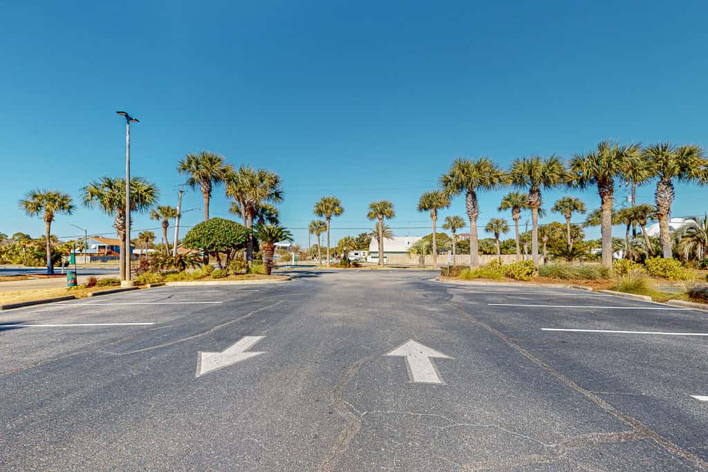 Oceanfront condo with pool, hot tub, central AC, washer&dryer, & fitness room