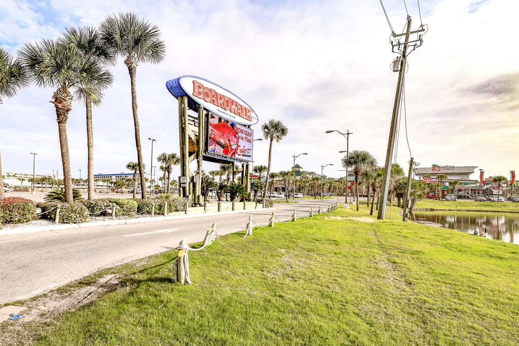 Oceanfront condo with pool, hot tub, central AC, washer&dryer, & fitness room