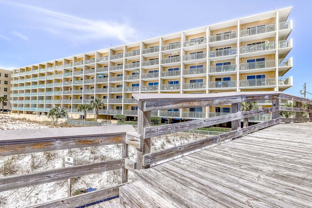 Oceanfront condo with pool, hot tub, central AC, washer&dryer, & fitness room