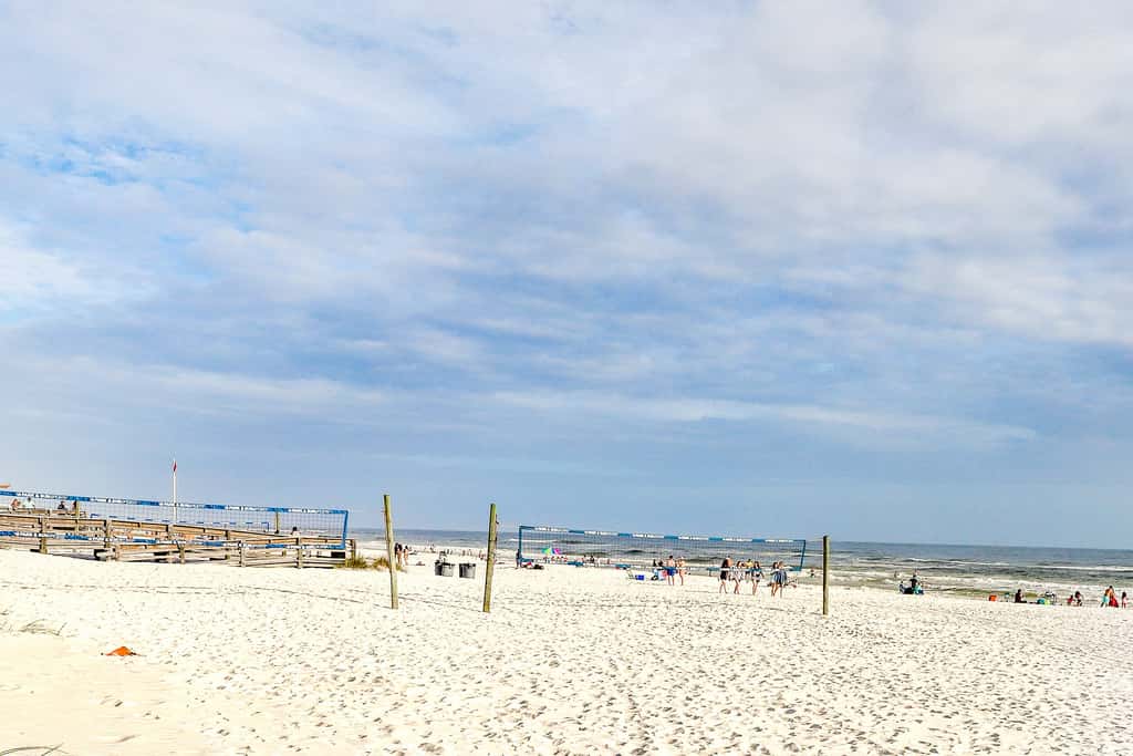 Oceanfront condo with pool, hot tub, central AC, washer&dryer, & fitness room