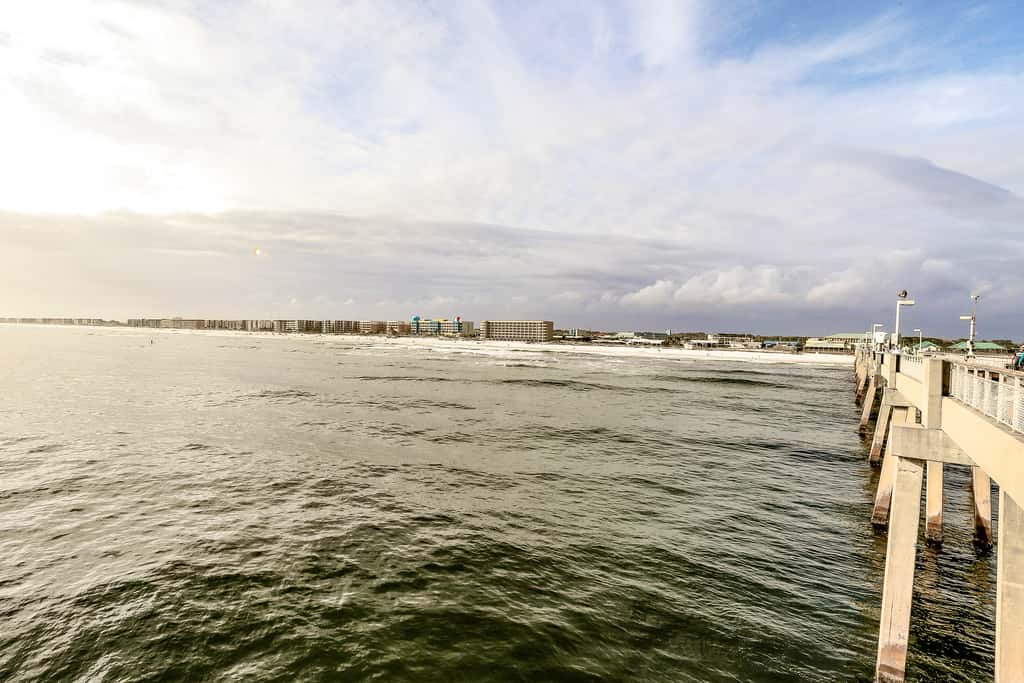 Oceanfront condo with pool, hot tub, central AC, washer&dryer, & fitness room