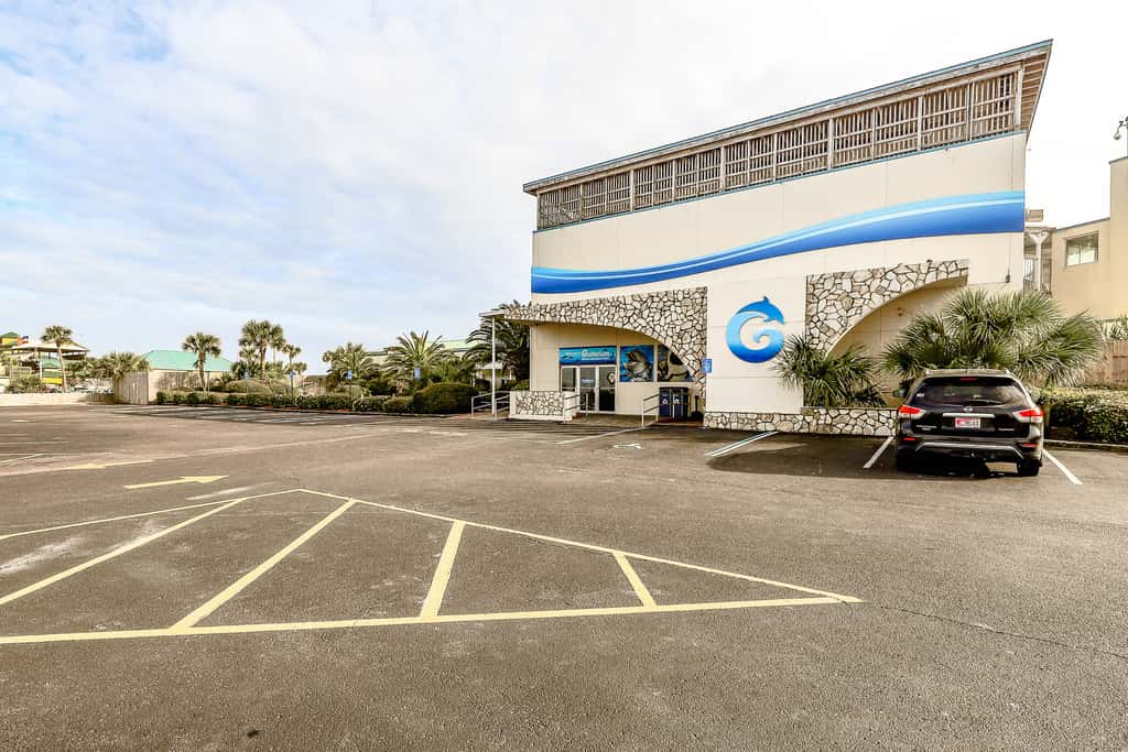 Oceanfront condo with pool, hot tub, central AC, washer&dryer, & fitness room