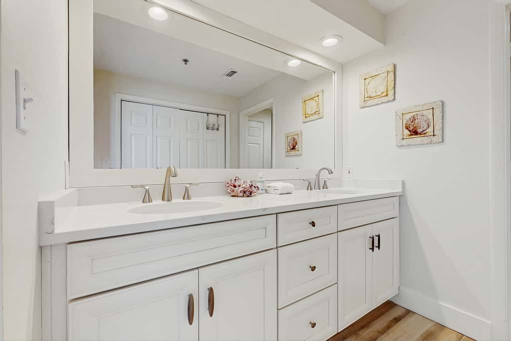 Gulf front condo with beach access, pool, hot tub, tennis & pickleball
