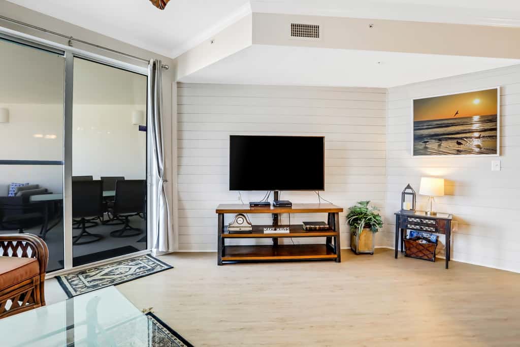 Oceanfront condo with pool, hot tub, sauna, gym, bikes, tennis - lovely balcony